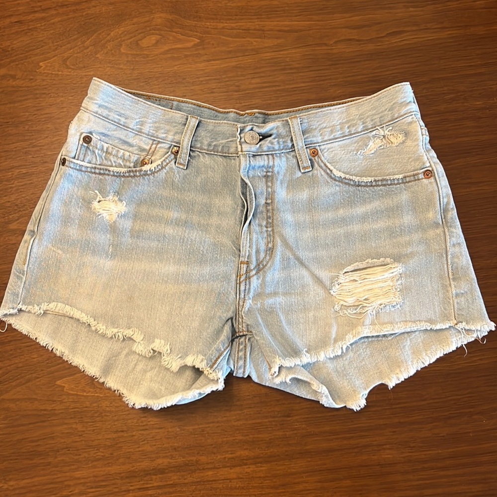 Light denim washed Levi 501 shorts size 30. - Picture 2 of 4